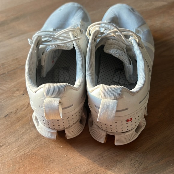 On Cloud Sneakers - Picture 5 of 7